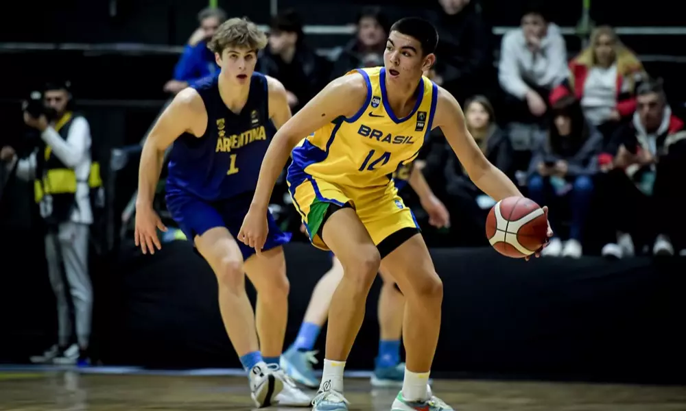 Lance do jogo entre Brasil e Argentina na Americup Sub-18 de basquete masculino