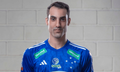 Douglas Souza com a camisa do Sada Cruzeiro