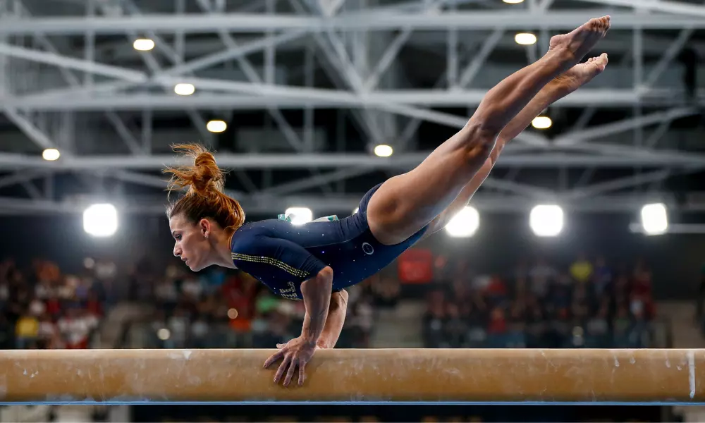 Jade Barbosa compete na trave