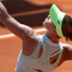 Laura Pigossi executa movimento de saque no ITF W75 de Caserta