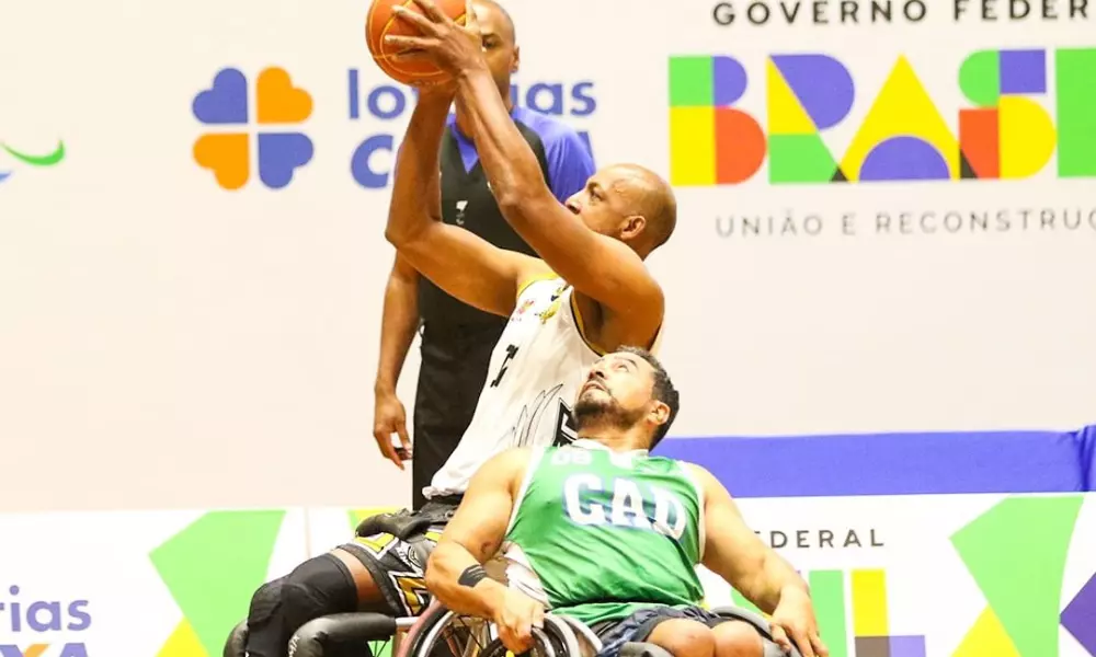 Luciano da Silva faz arremesso para o Kings Maringá em jogo do Brasileiro de basquete em cadeira de rodas