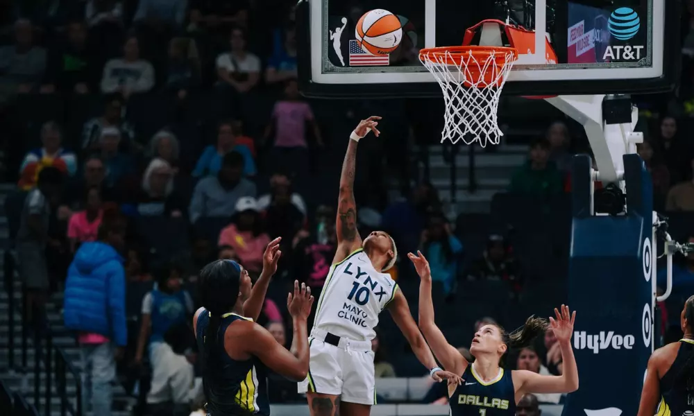 Jogadora do Minnesota Lynx faz bandeja na partida contra o Dallas Wings na WNBA