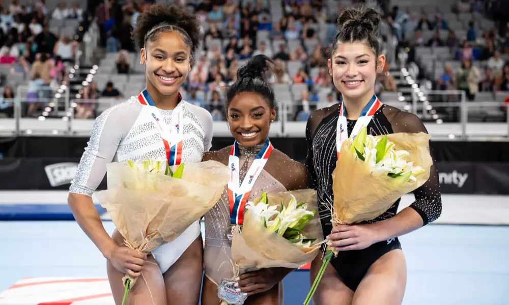 Skye Blakely, Simone Biles e Kayla diCello no pódio do Campeonato Nacional dos Estados Unidos de Ginástica artística