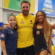 Rhony Ferreira, coreógrafo da seleção brasileira posa para foto com Rebeca Andrade e Flávia Saraiva