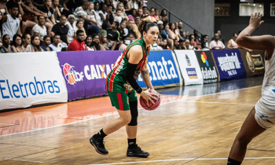 Jogadora do Sampaio Basquete carrega a bola no jogo contra o Sodiê Mesquita na LBF
