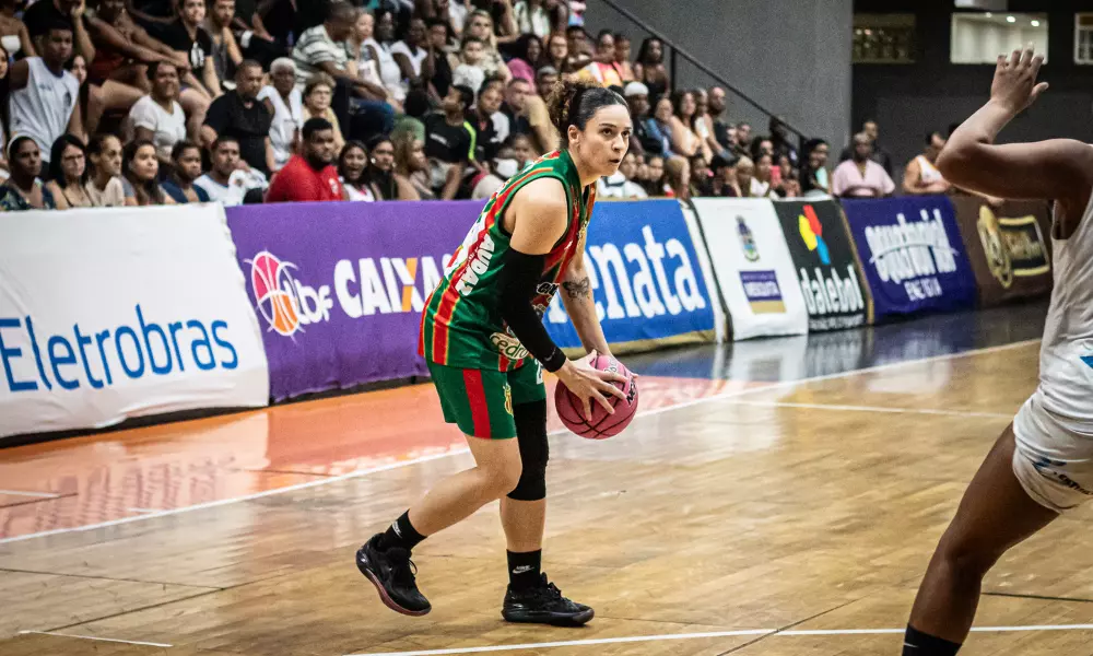 Jogadora do Sampaio Basquete carrega a bola no jogo contra o Sodiê Mesquita na LBF