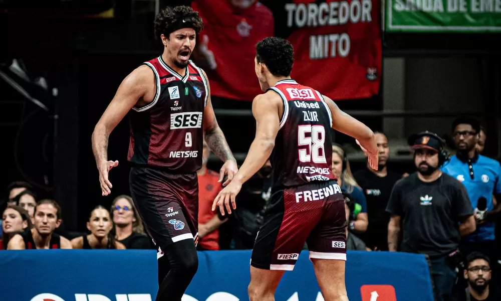 Lucas Dias comemora cesta do Sesi Franca na final do NBB contra o Flamengo