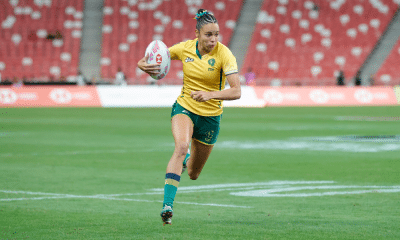 Jogadora das Yaras corre com a bola em jogo da etapa de Madri do Circuito mundial de rúgbi sevens