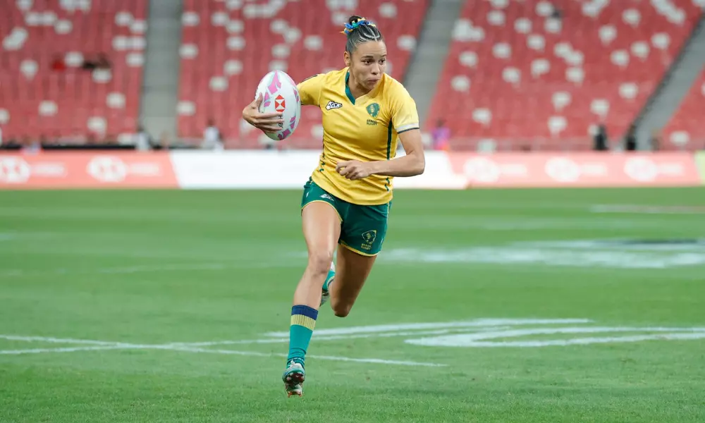 Jogadora das Yaras corre com a bola em jogo da etapa de Madri do Circuito mundial de rúgbi sevens