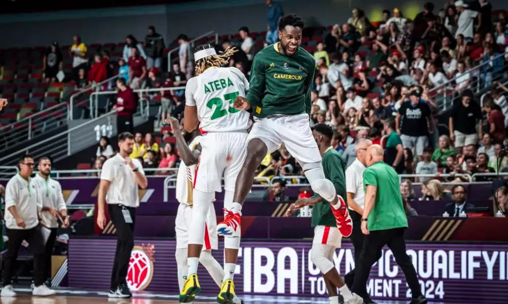 Jogadores de Camarões comemoram vitória sobre o Brasil no Pré-olímpico de basquete masculino