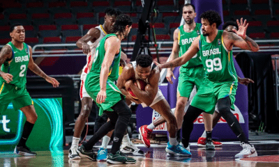 Jogadores da seleção brasileira de basquete masculino em marcação contra Camarões no Pré-Olímpico