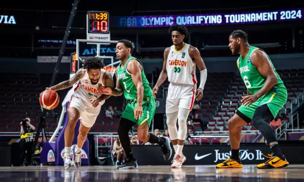 Yago e Felício contra Camarões no Pré-Olímpico de basquete masculino