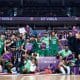 Na imagem, Brasil comemorando a classificação para Paris no basquete masculino. Tabela do pré-olímpico de basquete masculino brasil seleção brasileira de basquete masculino