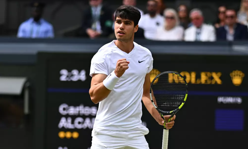 Carlos Alcaraz vibra após título de Wimbledon sobre Novak Djokovic