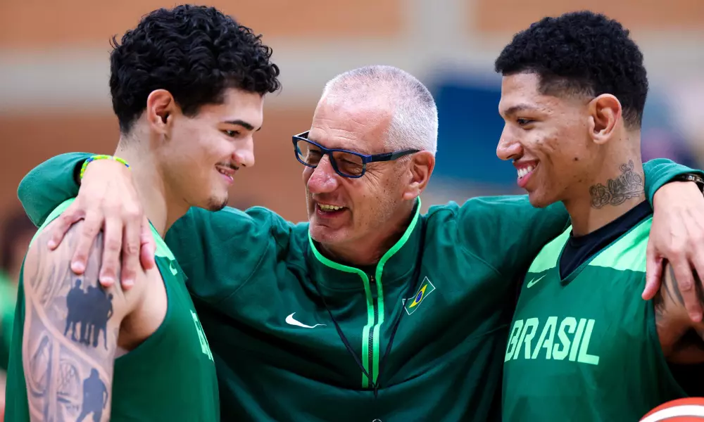 Gui Santos, técnico Aleksandar Petrović e Didi Louzada (da esquerda para a direita) em treino do Brasil antes da estreia nos Jogos Olímpicos de Paris-2024 (Foto: Wander Roberto/COB)
