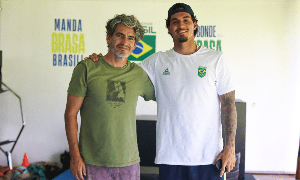 Gabriel Medina e Charles Medina juntos para a disputa dos Jogos Olímpicos, no Taiti (William Lucas/COB)