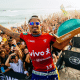 Ítalo Ferreira com o troféu da etapa de Saquarema da WSL (Thiago Diz/World Surf League)