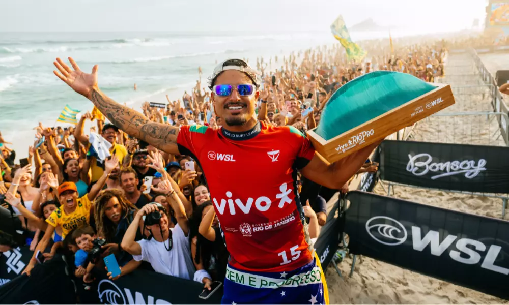 Ítalo Ferreira com o troféu da etapa de Saquarema da WSL (Thiago Diz/World Surf League)
