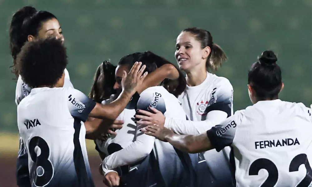 Equipe do Corinthians comemorando um dos gols na vitória pelo Paulista Feminino (Rebeca Reis/Agência Paulistão)
