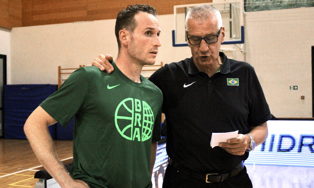 Marcelinho Huertas em papo com Aleksandar Petrović, técnico da seleção brasileira de basquete no Pré-Olímpico (Divulgação/CBB)