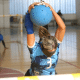 A ala Carol Duarte, do Icemat, segurando a bola sobre a cabeça em partida do Regional Centro-Norte de goalball (Foto: Renan Cacioli/ CBDV)