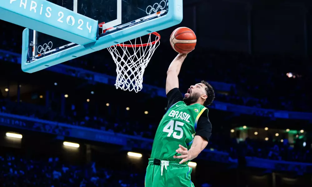 Mãozinha enterrando, lance do jogo entre Brasil e França pela primeira rodada dos Jogos Olímpicos de Paris-2024 (Foto: FIBA)