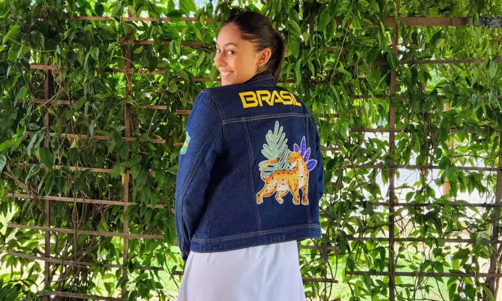 Parte de trás do uniforme que o Brasil usará na cerimônia de abertura dos Jogos Olímpicos de Paris-2024 (Foto: Marcel Merguizo)