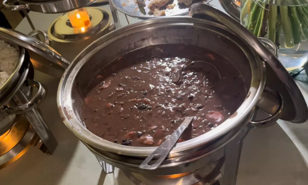 Feijoada brasileira comida noa base de apoio de Saint-Ouen dos Jogos Olímpicos de Paris-2024