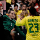 Gabi Moreschi fazendo defesa contra a Espanha no handebol feminino