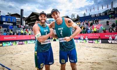 Na imagem, George e André celebrando medalha. Jogos Olímpicos, paris-2024, vôlei de praia