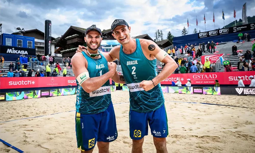 Na imagem, George e André celebrando medalha. Jogos Olímpicos, paris-2024, vôlei de praia