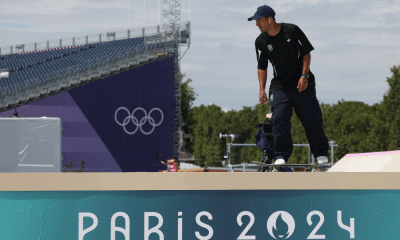 Kelvin Hoefler em ação na disputa do skate street masculino, adiada pela chuva em Paris-2024