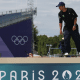 Kelvin Hoefler em ação na disputa do skate street masculino, adiada pela chuva em Paris-2024