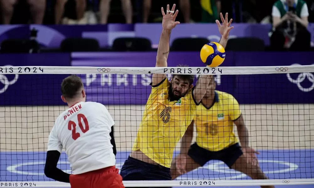 Lucão no bloqueio entre Brasil e Polônia pelo vôlei masculino