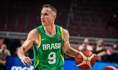 Marcelinho Huertas com a bola dominada em Brasil x Filipinas no Pré-Olímpico de basquete masculino