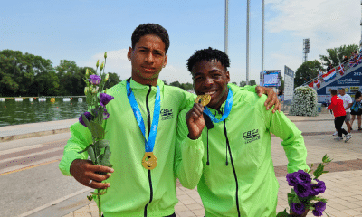 Mateus Nunes e Lucas Espírito Santo com a medalha de ouro no C2 500m do Mundial Júnior de canoagem velocidade