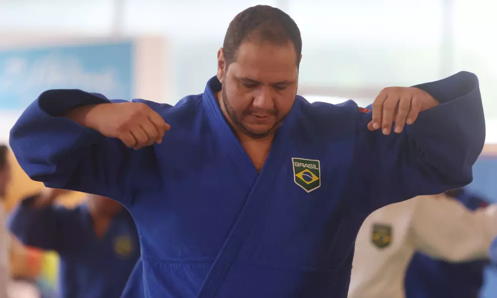 Rafael Silva fazendo aquecimento em Sainte-Geneviève-des-Bois antes dos Jogos Olímpicos de Paris-2024, com expectativa de enfrentar Teddy Riner