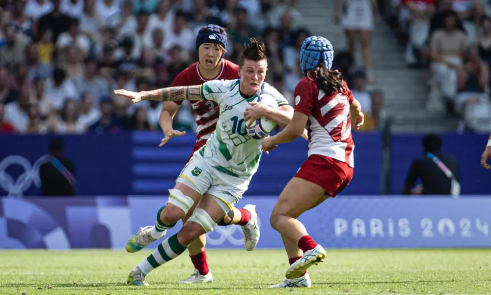Raquel Kochhann parte para cima da marcação das japonesas em jogo válido pelo torneio de rúgbi sevens feminino dos Jogos Olímpicos de Paris-2024