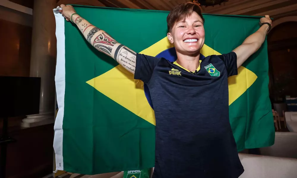 Raquel Kochhann será porta-bandeira do Brasil em Paris-2024
