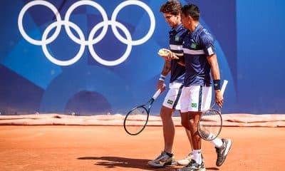 Na imagem, Thiago Wild e Thiago Monteiro na quadra em Paris.