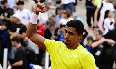Thiago Monteiro ergue o punho e vibra com vitória no Challenger de Salzburg