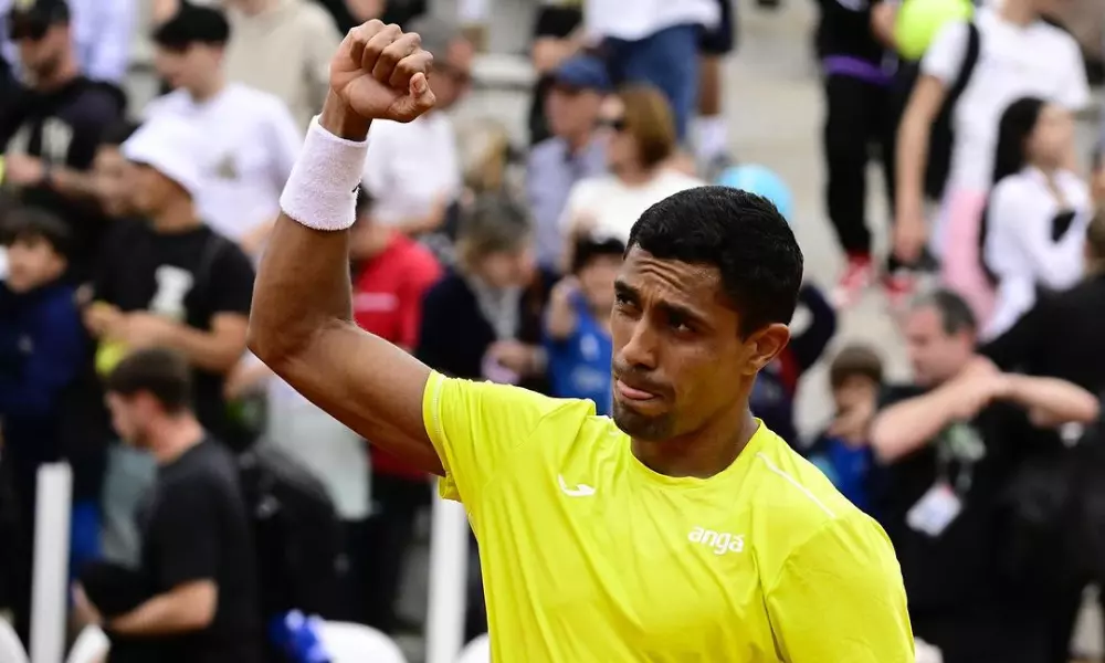 Thiago Monteiro ergue o punho e vibra com vitória no Challenger de Salzburg
