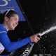 Tota Magalhães com a camisa azul estourando champagne no Giro D'Italia