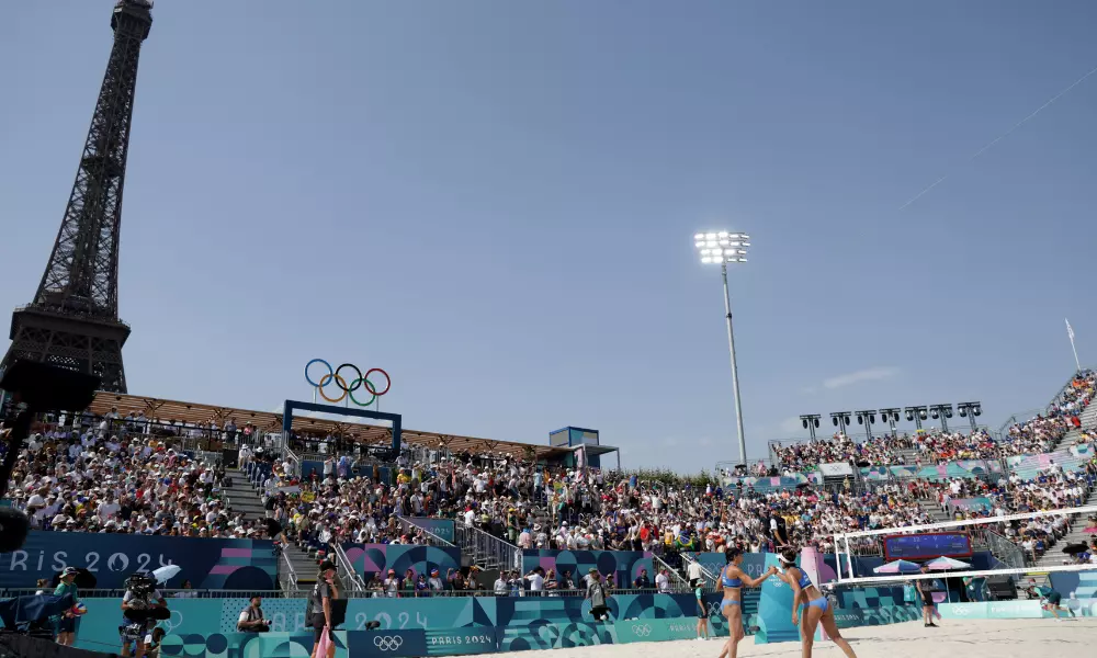 Estádio da Torre Eiffel, do vôlei de praia, em dia de sol em Paris-2024