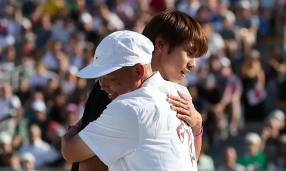 Yuto Horigame abraça treinador após conquista do bicampeonato olímpico em Paris-2024