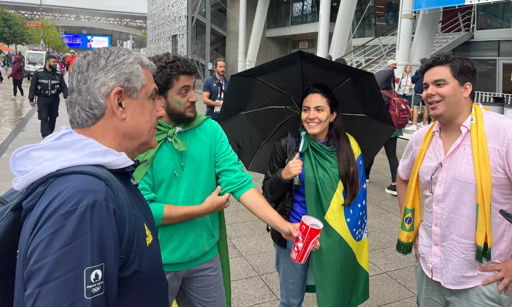 Zé Roberto, treinador da seleção brasileira de vôlei feminino, durante conversa com torcedores brasileiros em Roland Garros