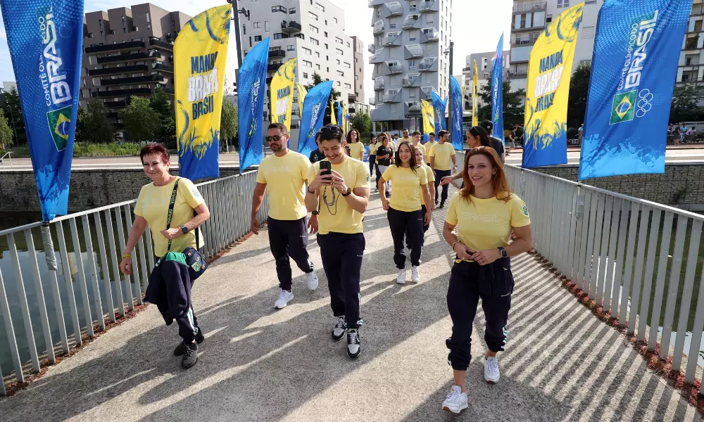 equipe da ginástica artística entrando na vila olímpica