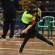 Atleta do Maestro da Bola faz um arremesso em jogo do Regional Sul de goalball