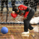 Vestindo uniforme do IRM, a atleta Maria Eduarda, de 21 anos, curva o corpo para o lado direito após soltar a bola no arremesso no Regional Sul de goalball