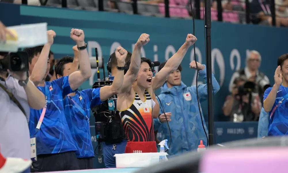 Equipe do Japão comemora ouro na final masculina da ginástica artística nos Jogos Olímpicos de Paris